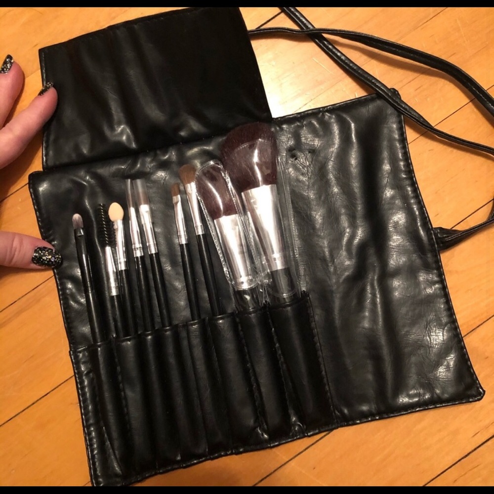 L’BRI NWT makeup brushes set